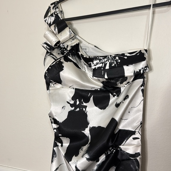 Cache. Beautiful formal dress white and black pattern formal dress one shoulder. - Picture 2 of 6